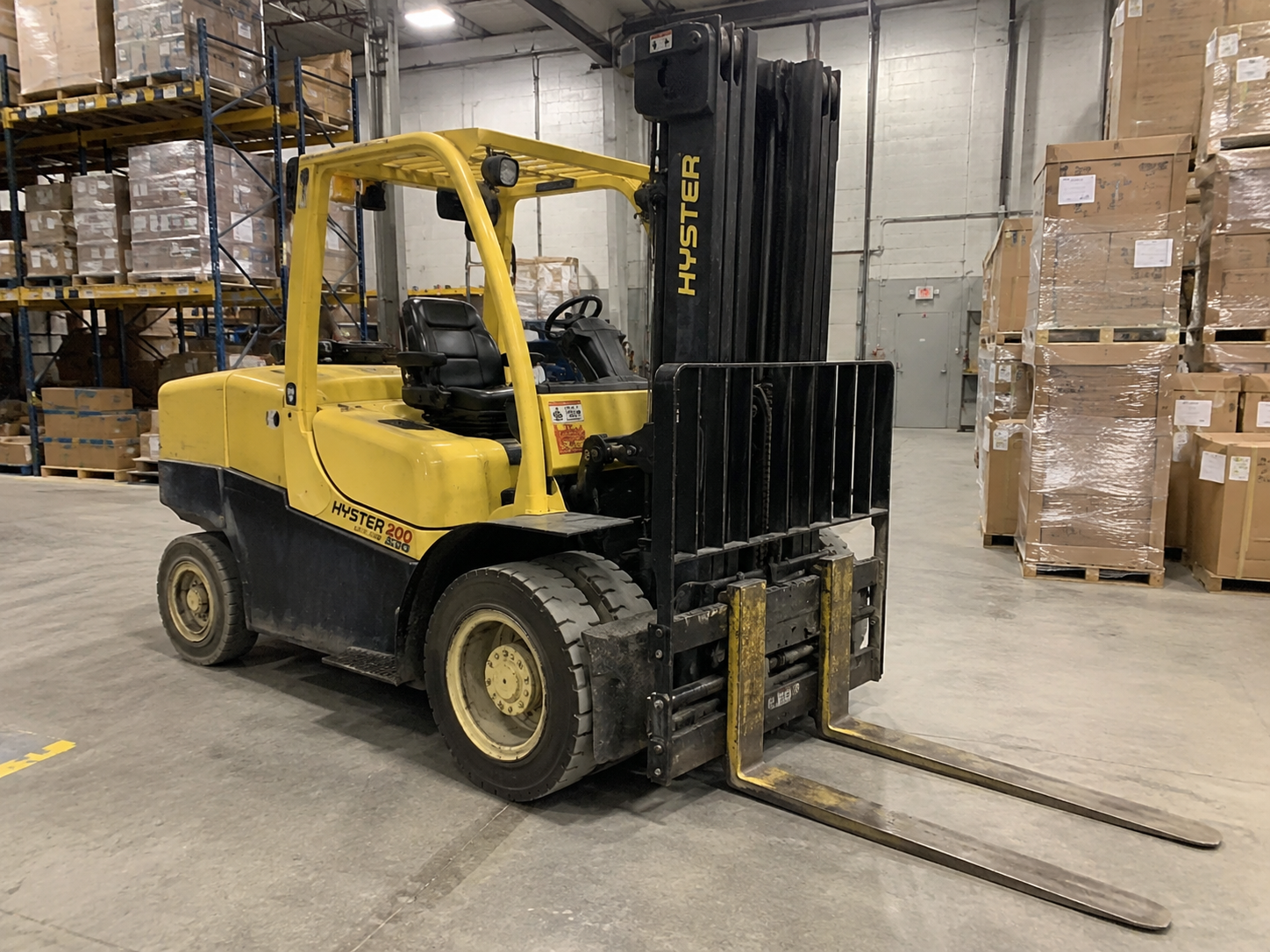 2006 Hyster H60FT Montacargas LPG de 6000 lb con desplazamiento lateral y llantas neumáticas sólidas 189"H