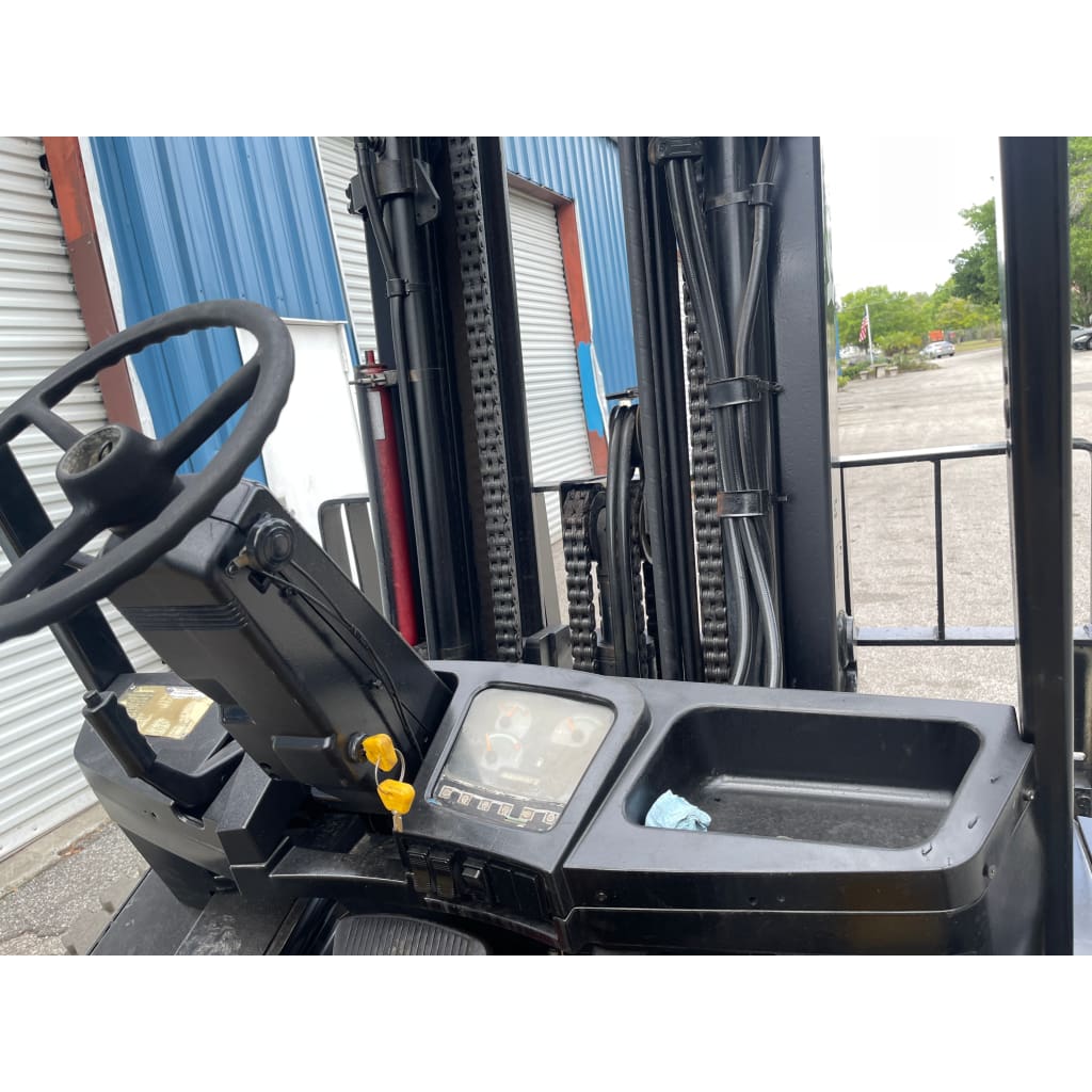 2006 Yale GLP100MJ 10,000 lb. LPG Forklift 185H w/ Sideshift & Triple Mast - Forklifts