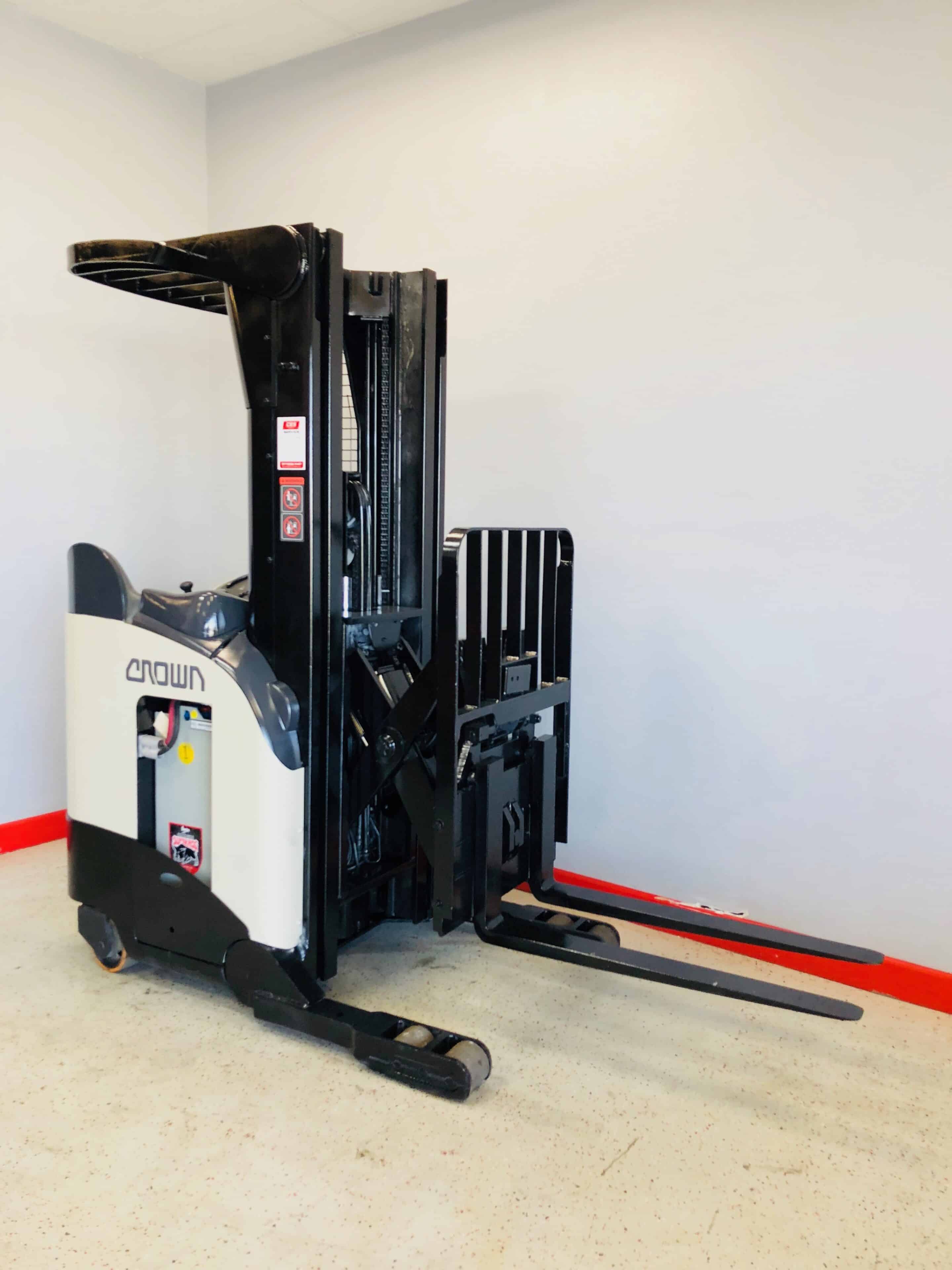 Crown RR5220-35 3500 lb. Electric Reach Forklift w/ Sideshift NEW BATTERY