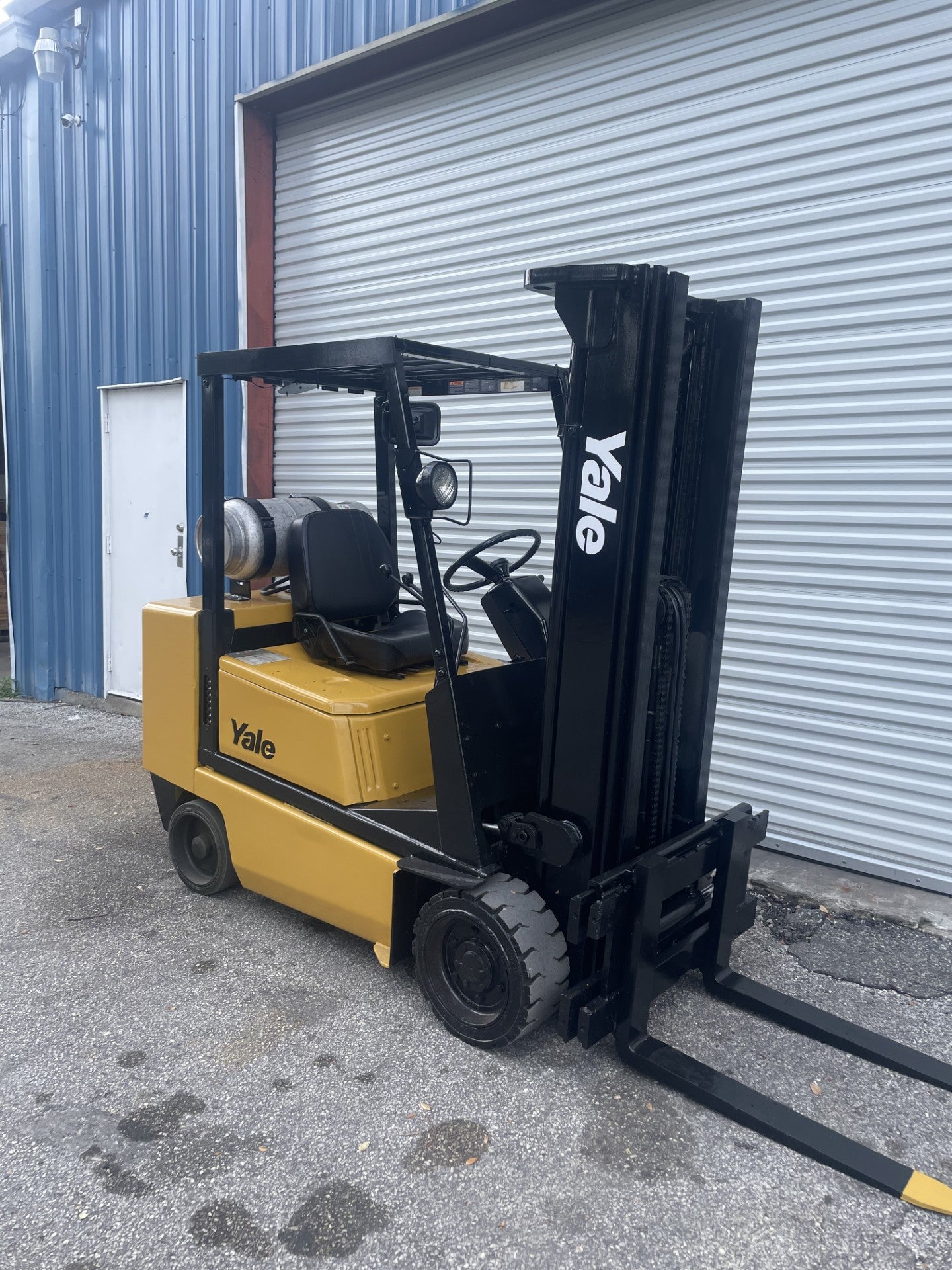 Yale GLC050DE 5000lb LPG Forklift w/ Sideshift 190"H Cushion Tires