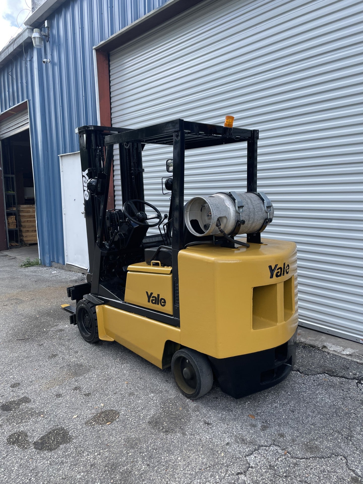 Yale GLC050DE 5000lb LPG Forklift w/ Sideshift 190"H Cushion Tires