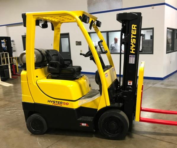 2005 Hyster S50FT Montacargas LPG de 5000 lb con desplazamiento lateral y mástil triple 189"H