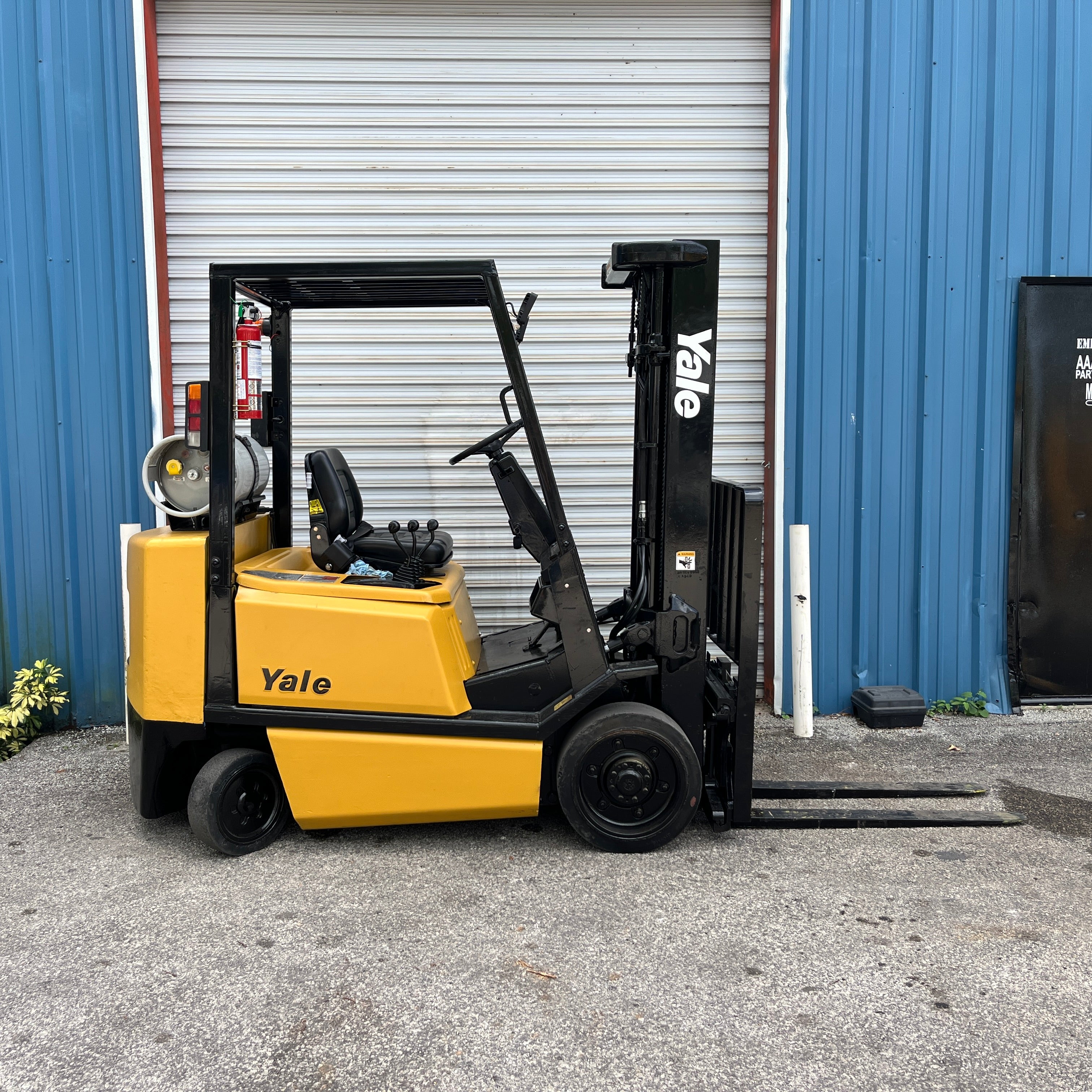 Yale GLC050RF 5000 lb. LPG Forklift w/ Sideshift & Cushion Tires 194"H