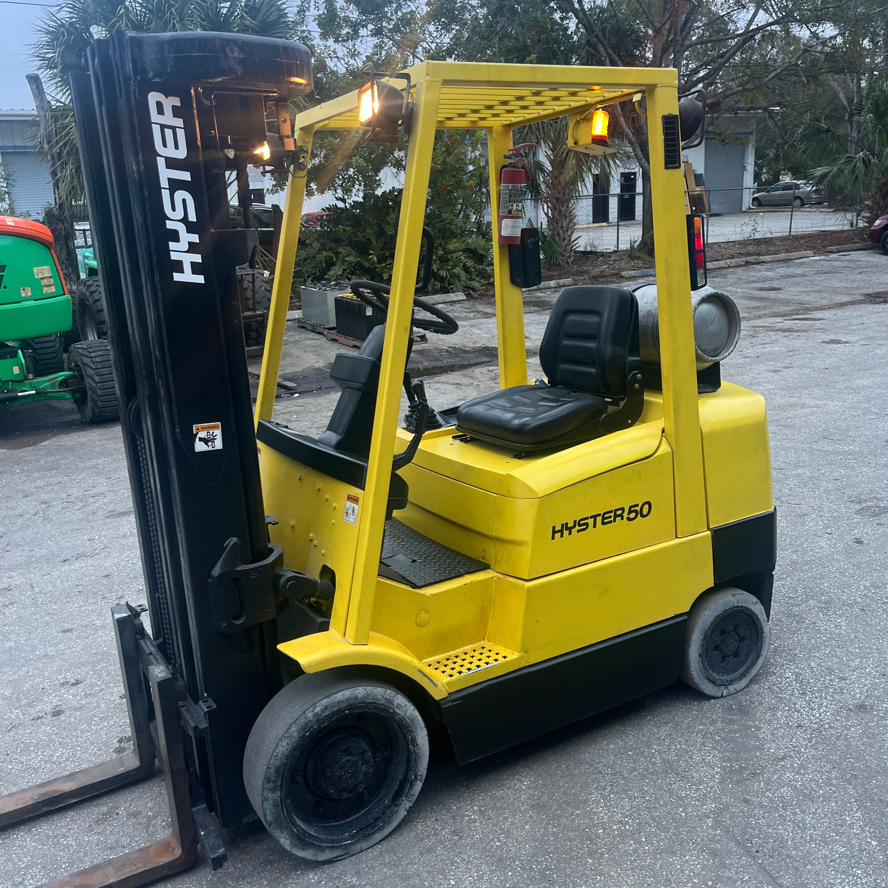 Montacargas Hyster S50XM de GLP de 5000 lb con desplazamiento lateral y mástil cuádruple de 240"H