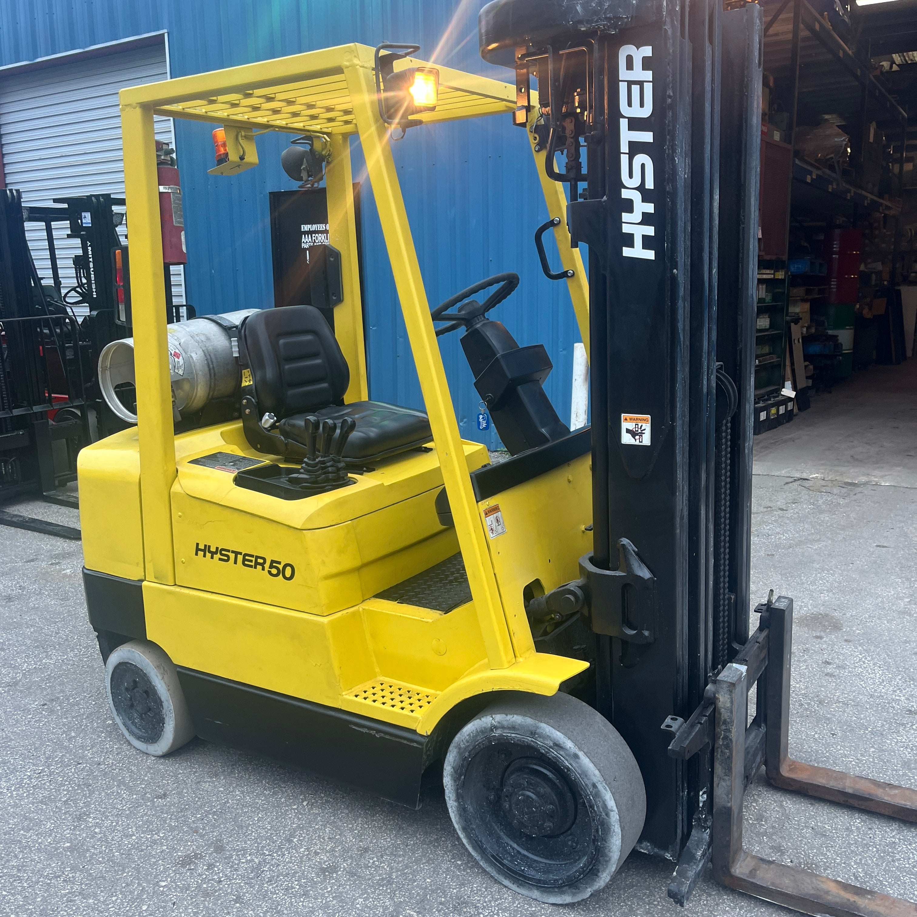 Montacargas Hyster S50XM de GLP de 5000 lb con desplazamiento lateral y mástil cuádruple de 240"H