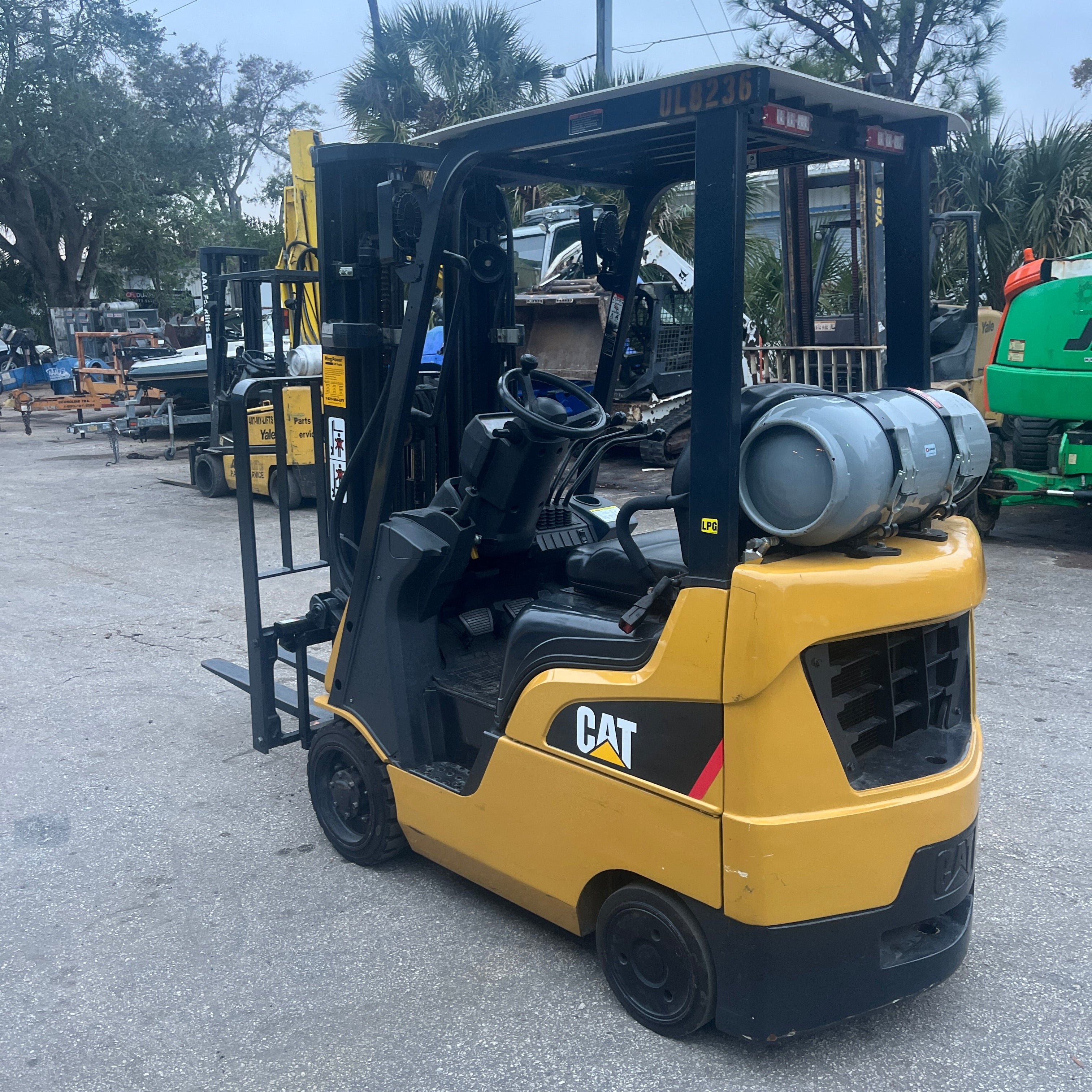 2015 Caterpillar 2C3000 3000 lb. LPG Forklift w/ Sideshift & Fork Positioner 187"H