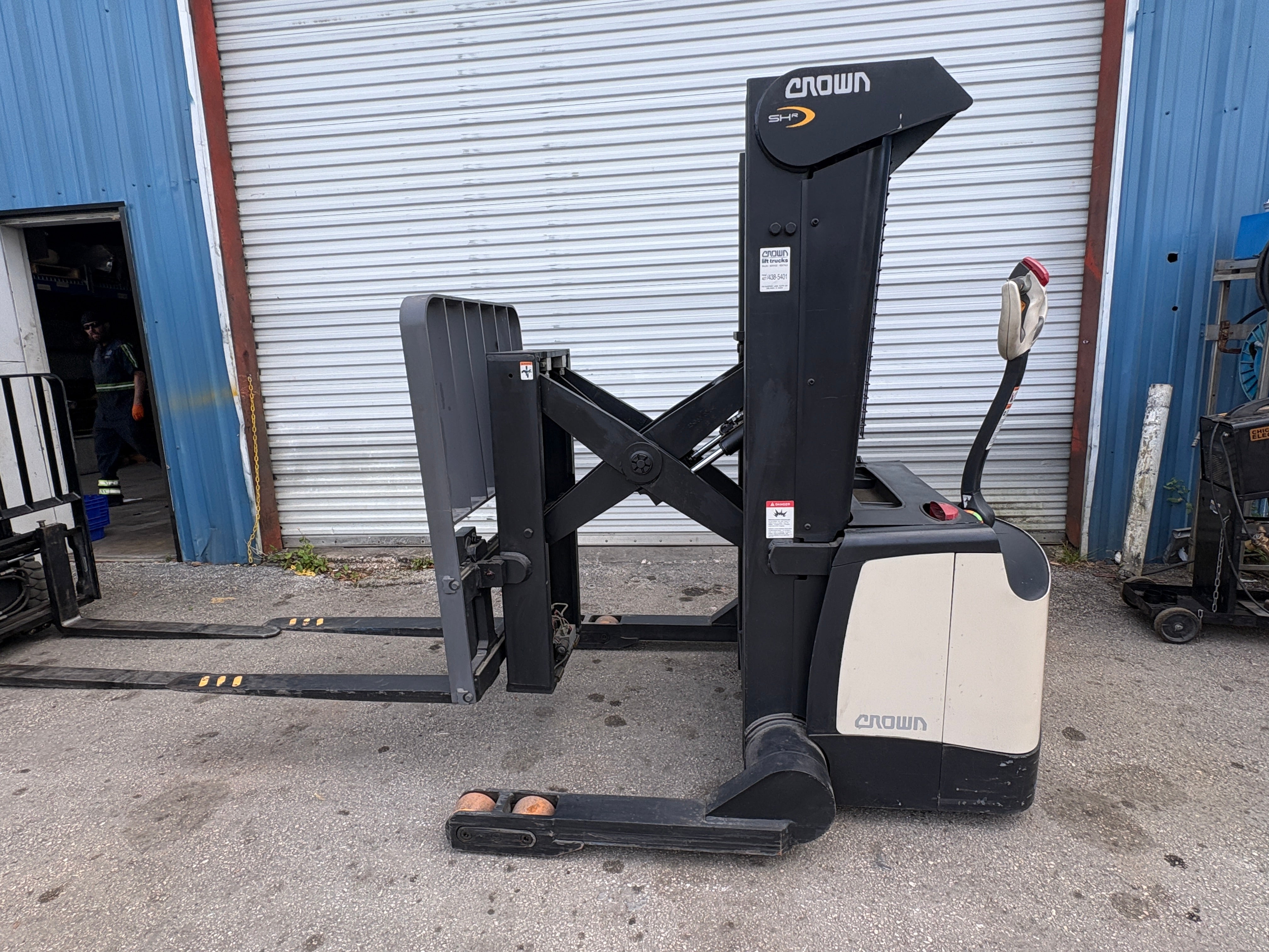 Crown SHR5520-30 3000lb. Walkie Straddle Stacker w/ Reach & Tilt 156"H
