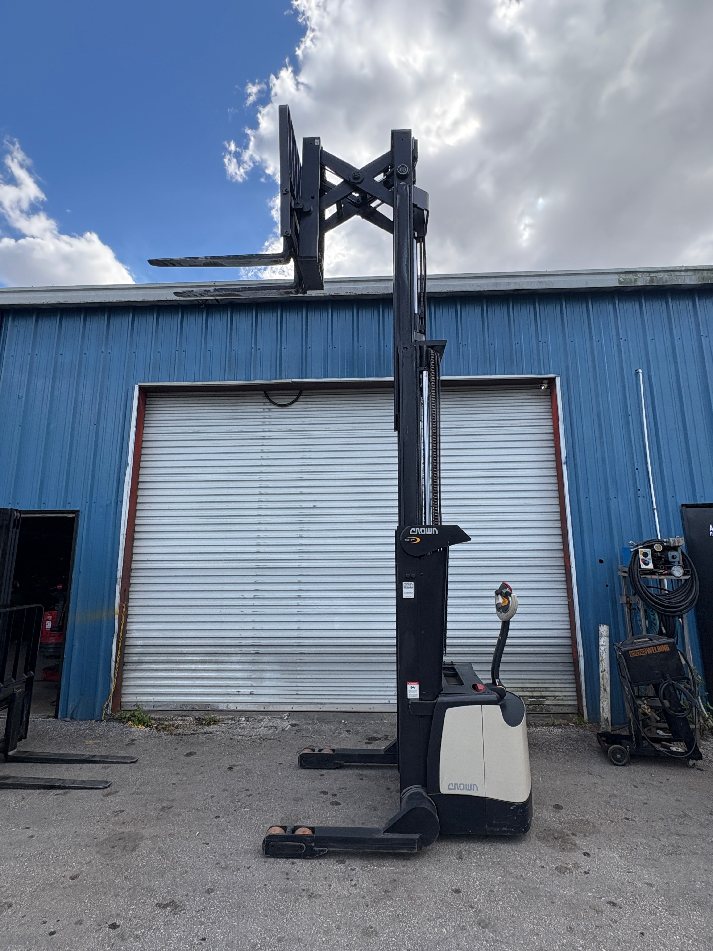 Crown SHR5520-30 3000lb. Walkie Straddle Stacker w/ Reach & Tilt 156"H