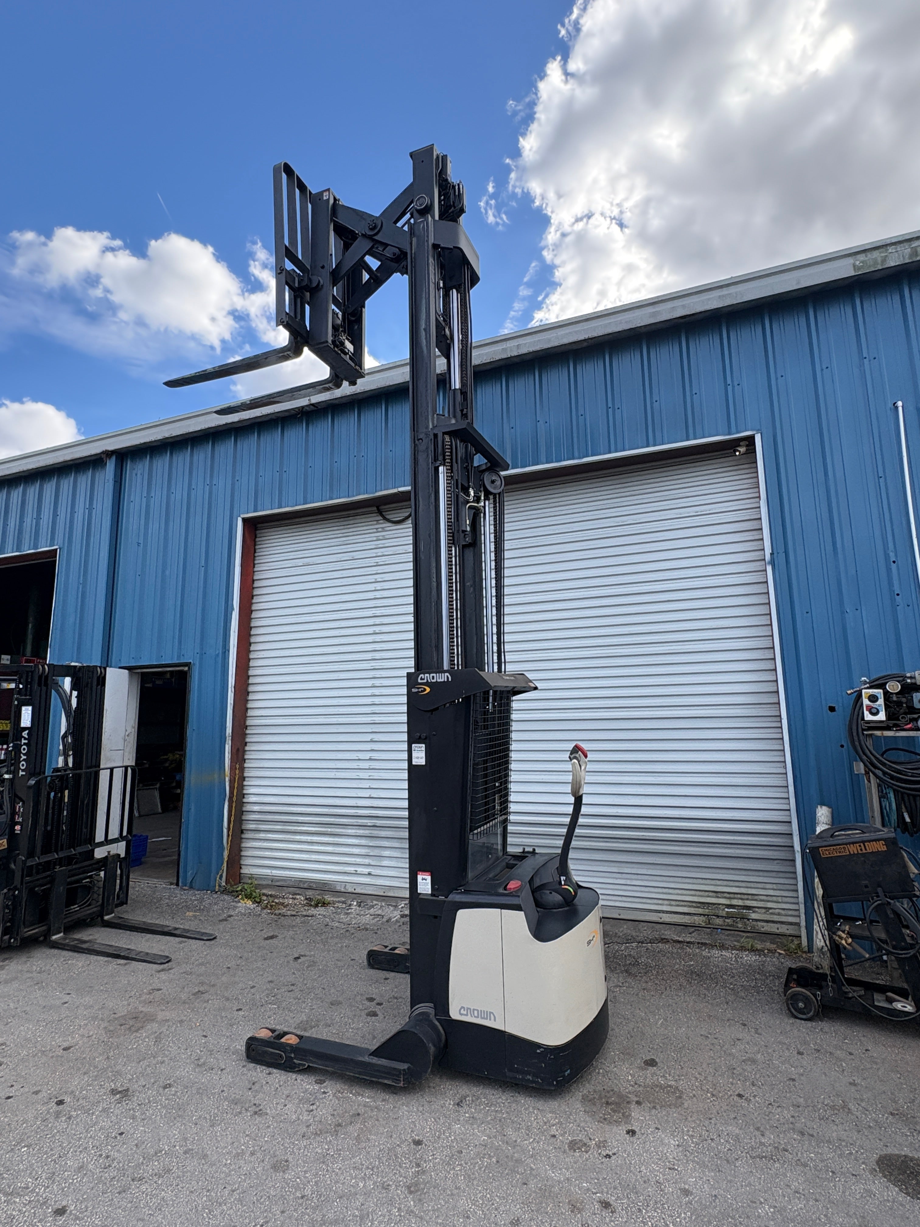 Crown SHR5520-30 3000lb. Walkie Straddle Stacker w/ Reach & Tilt 156"H