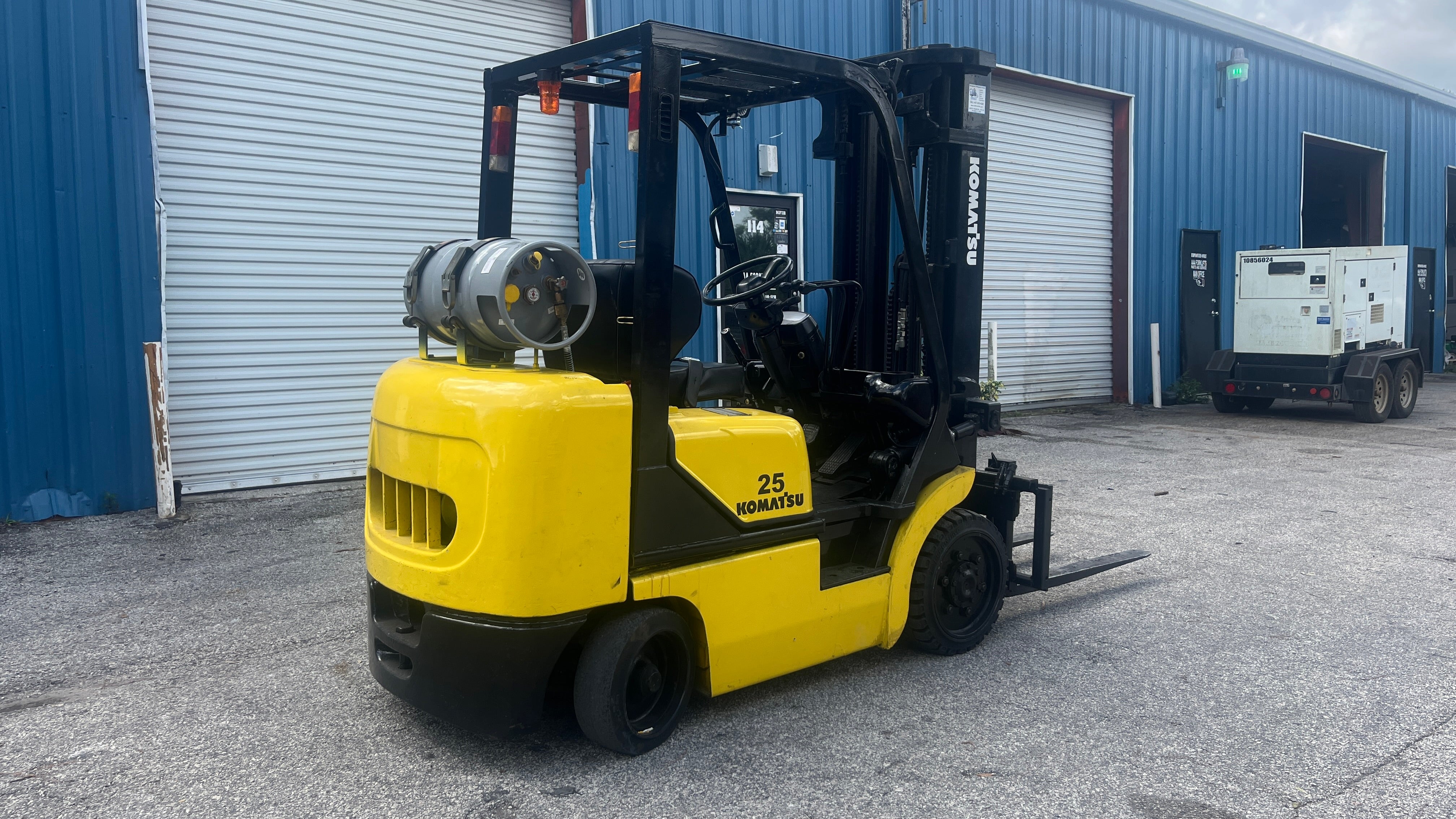 Komatsu FG25ST-12 5000 lb. LPG Forklift w/ Sideshift 188"H