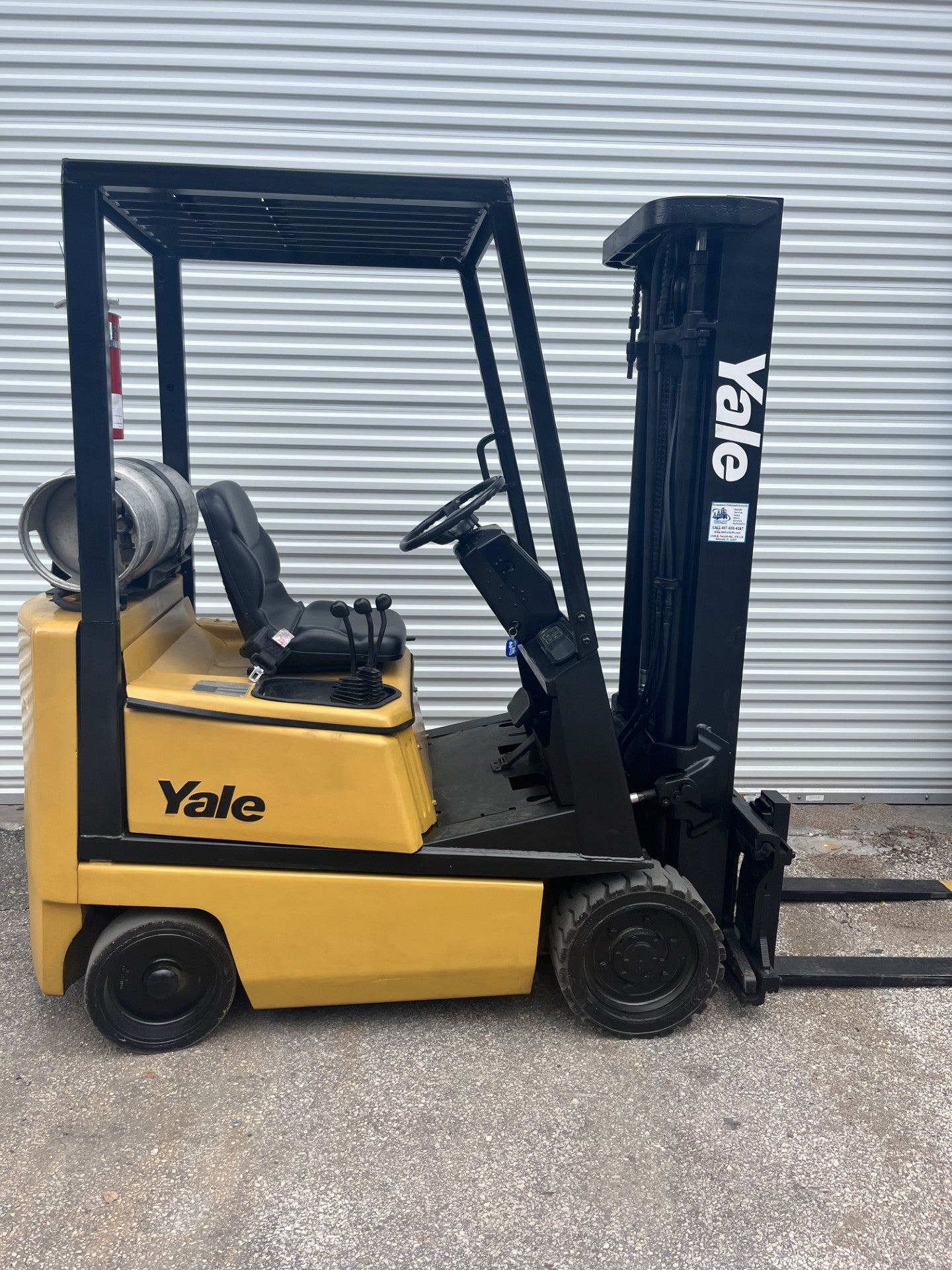 Yale GLC030BF 3000 lb. LPG Forklift w/ Sideshift & Cushion Tires 189"H